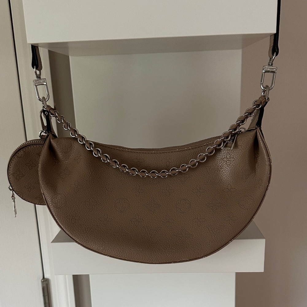 Elegant Tan Shoulder Bag with Chain Detail